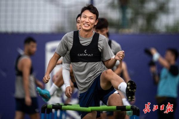 武汉三镇训练开放日;加时末段复出首秀引欢呼;NBA总决赛在即;心理建设被强调 武汉三镇训练开放日;加时末段复出首秀引欢呼;NBA总决赛在即;心理建设被强调